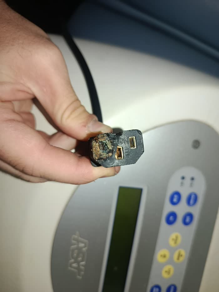 Equipo de magnetoterapia con el cable de alimentación quemado
