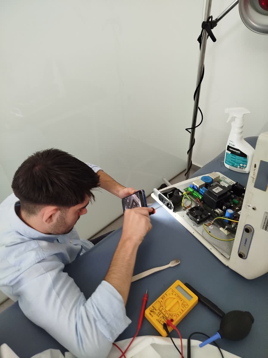 Nacho Martín revisando equipo de fisioterapia en Sevilla