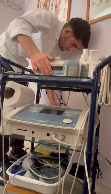 Equipo combinado de electroterapia y ultrasonidos en una clínica